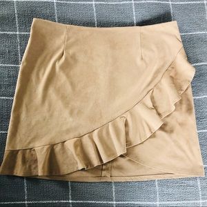 Tan suede skirt with front ruffle • size 6